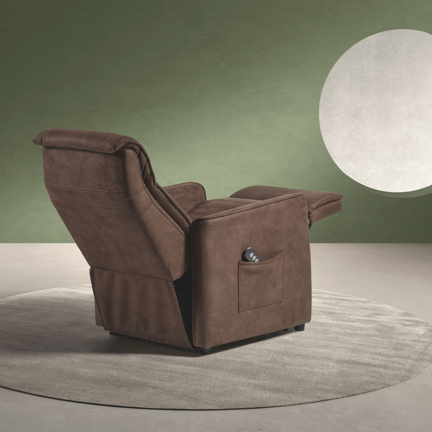 Fauteuil relax Levi en tissu brun foncé, vue de dos