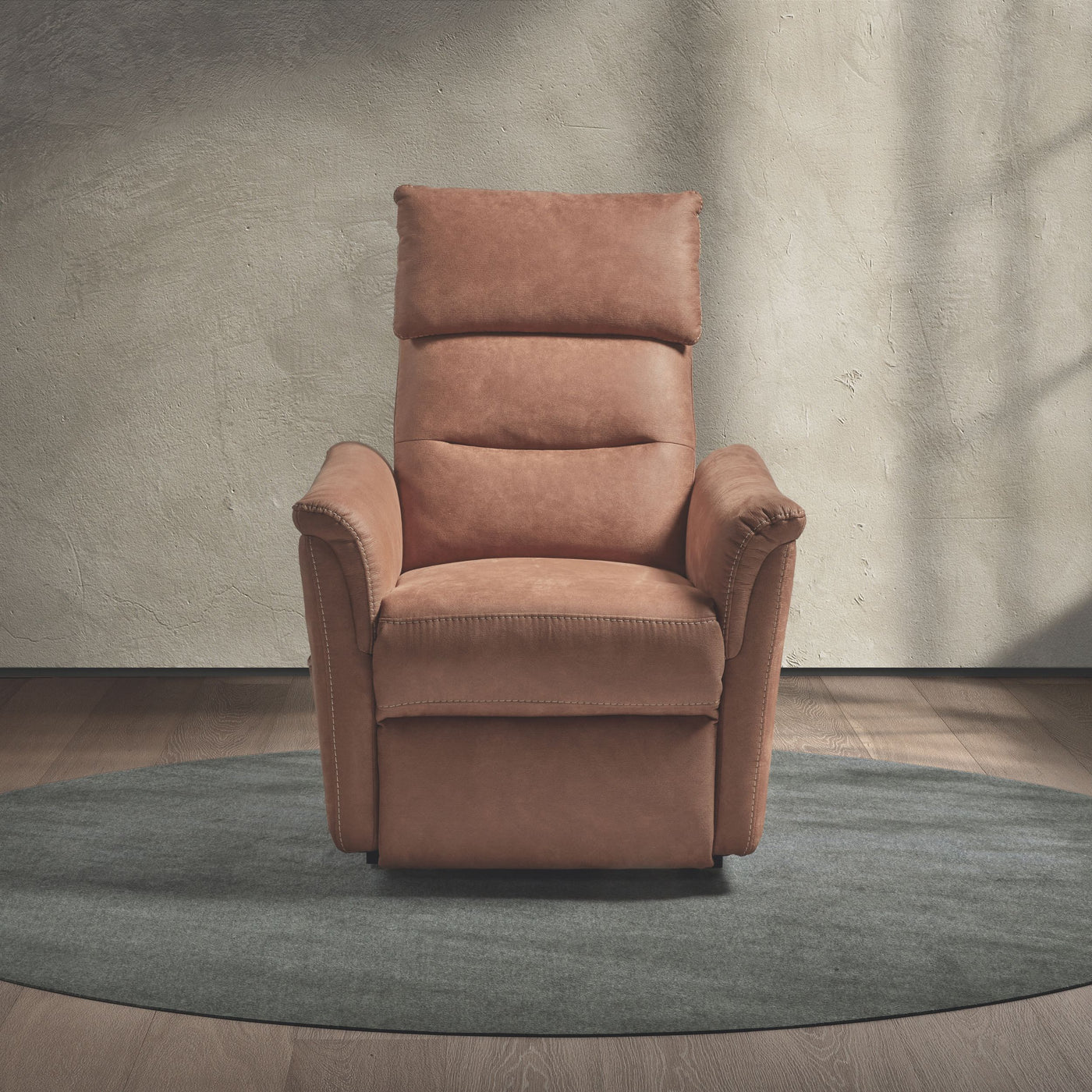 Fauteuil relax Mayenne en tissu cognac, en ambiance dans un salon