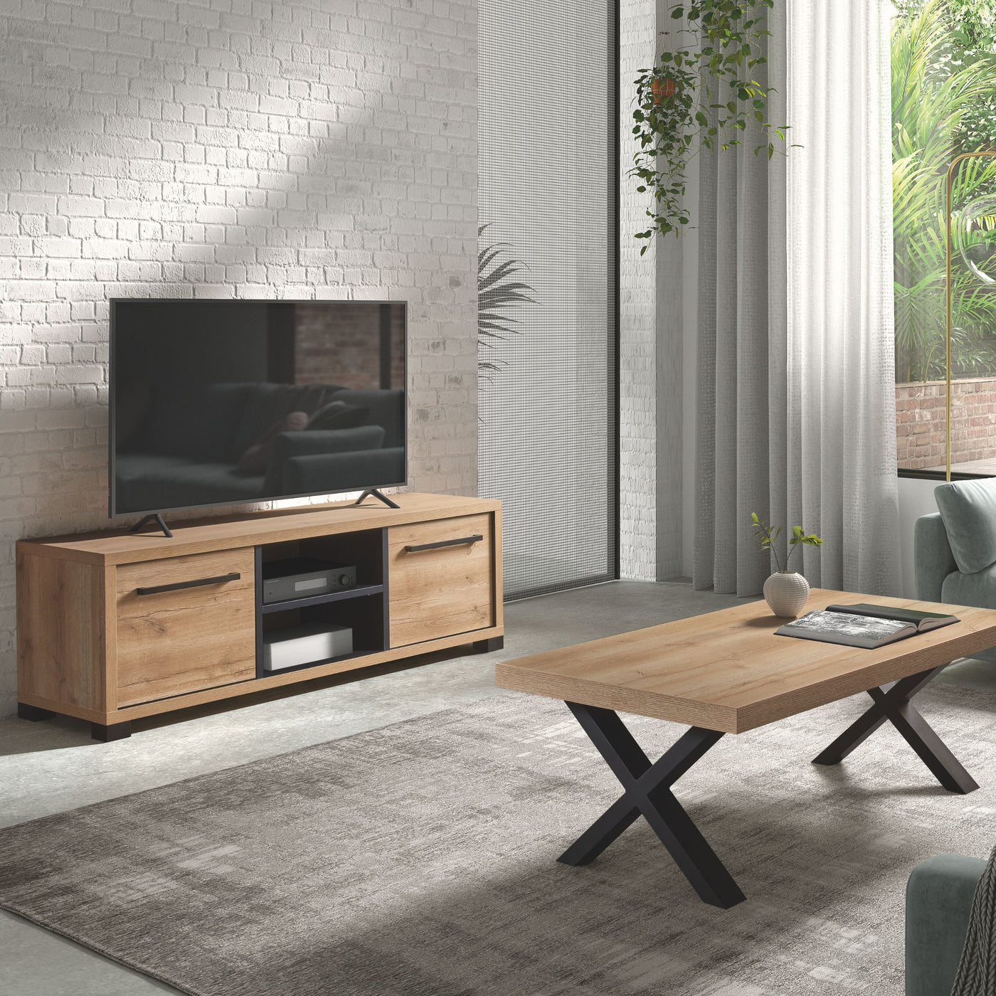 Salle à manger Rico (bi-ton Arizona Oak & Nero), meuble TV chêne clair et table basse pieds X noirs en ambiance salon