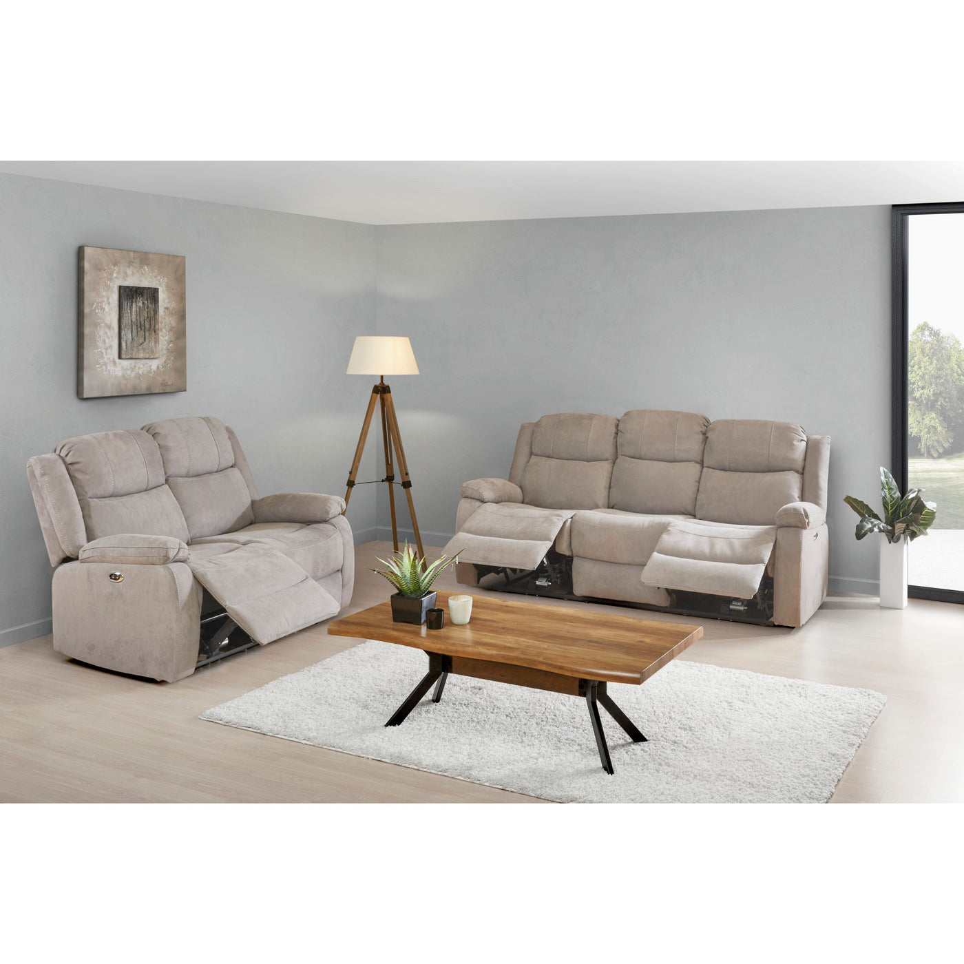 Fauteuil et canapé 3 places Jumet RHODES en position relax dans un salon lumineux