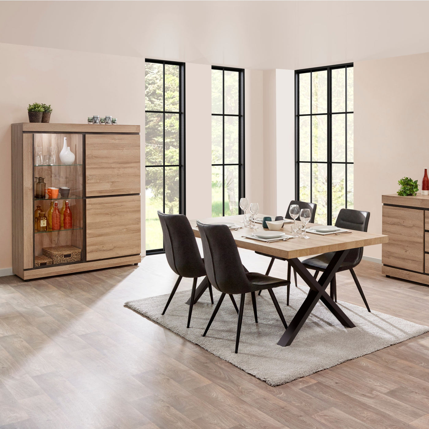 Salle à manger Marnix (French Oak), ambiance avec vitrine éclairée garnie, table et chaises