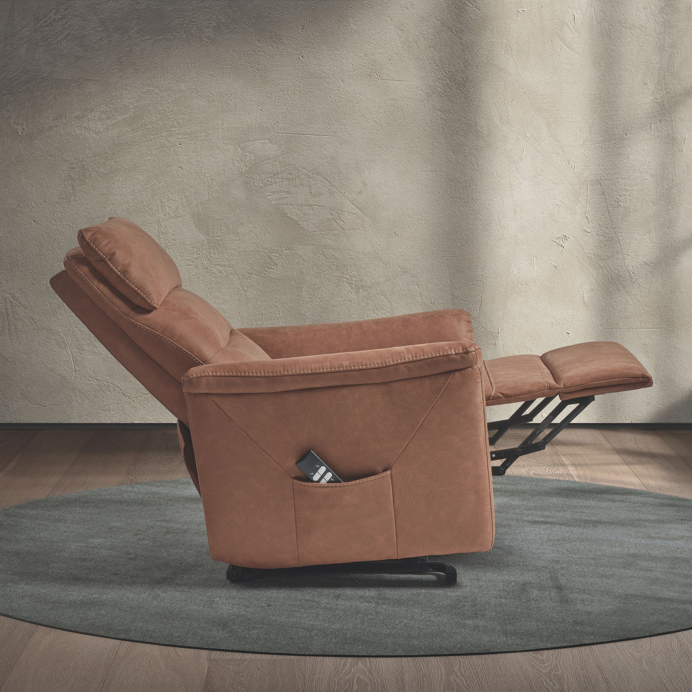Fauteuil relax Mayenne en tissu cognac, vue de profil, entièrement allongé en position relax