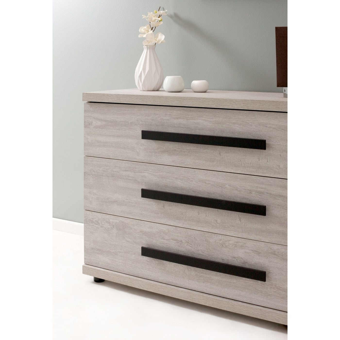 Détail commode Margot VALONIA : trois tiroirs avec poignées laquées anthracite
