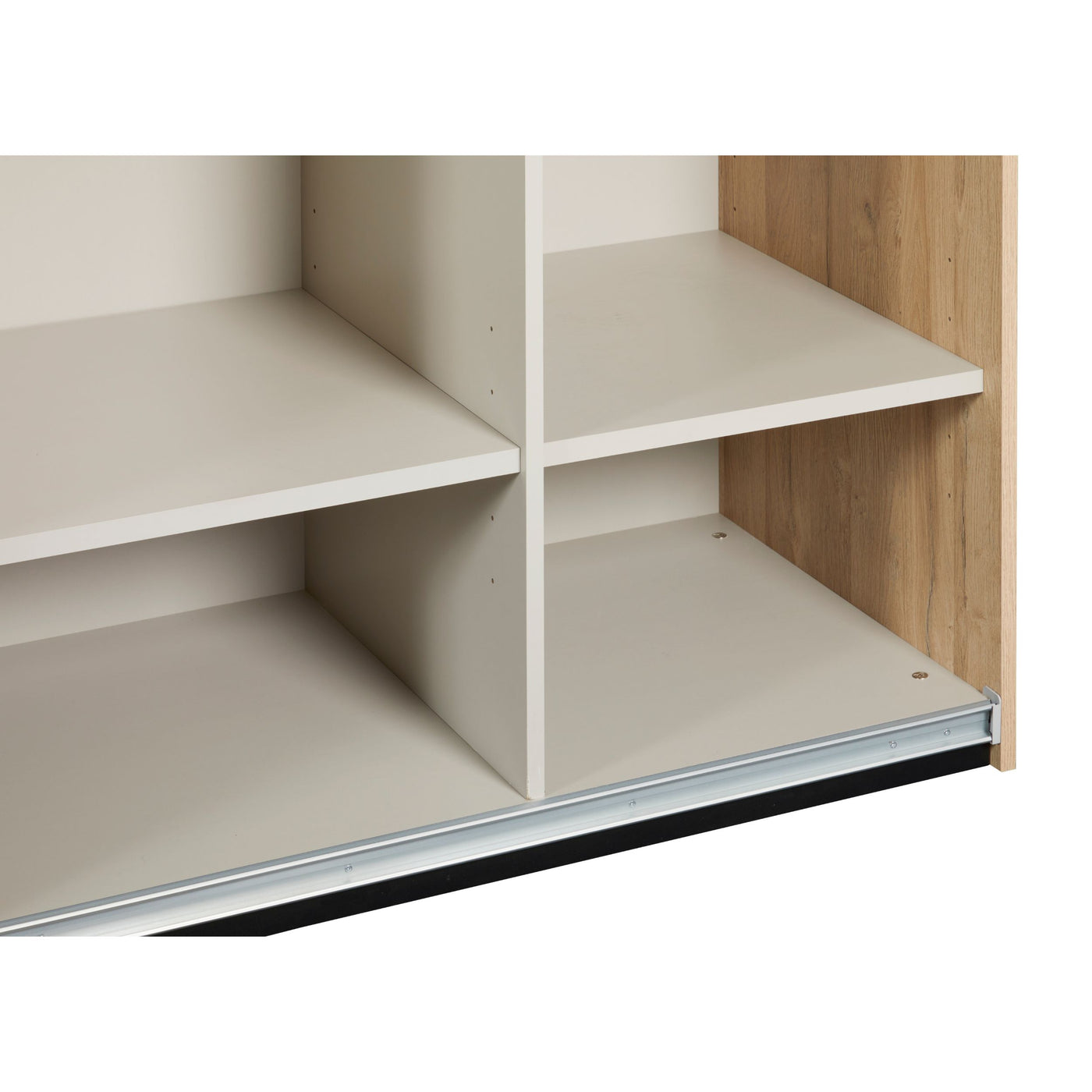 Détail intérieur bas de l'armoire Phaedra : étagères CLOUD GREY et rail coulissant aluminium