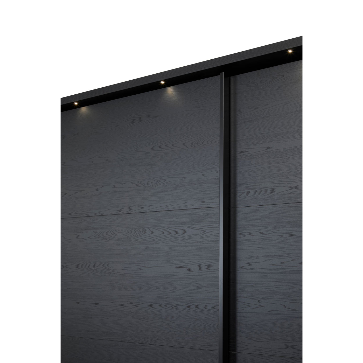 Gros plan LED cornice armoire Rosie NOX, façade mélamine boisée et profile noir mat