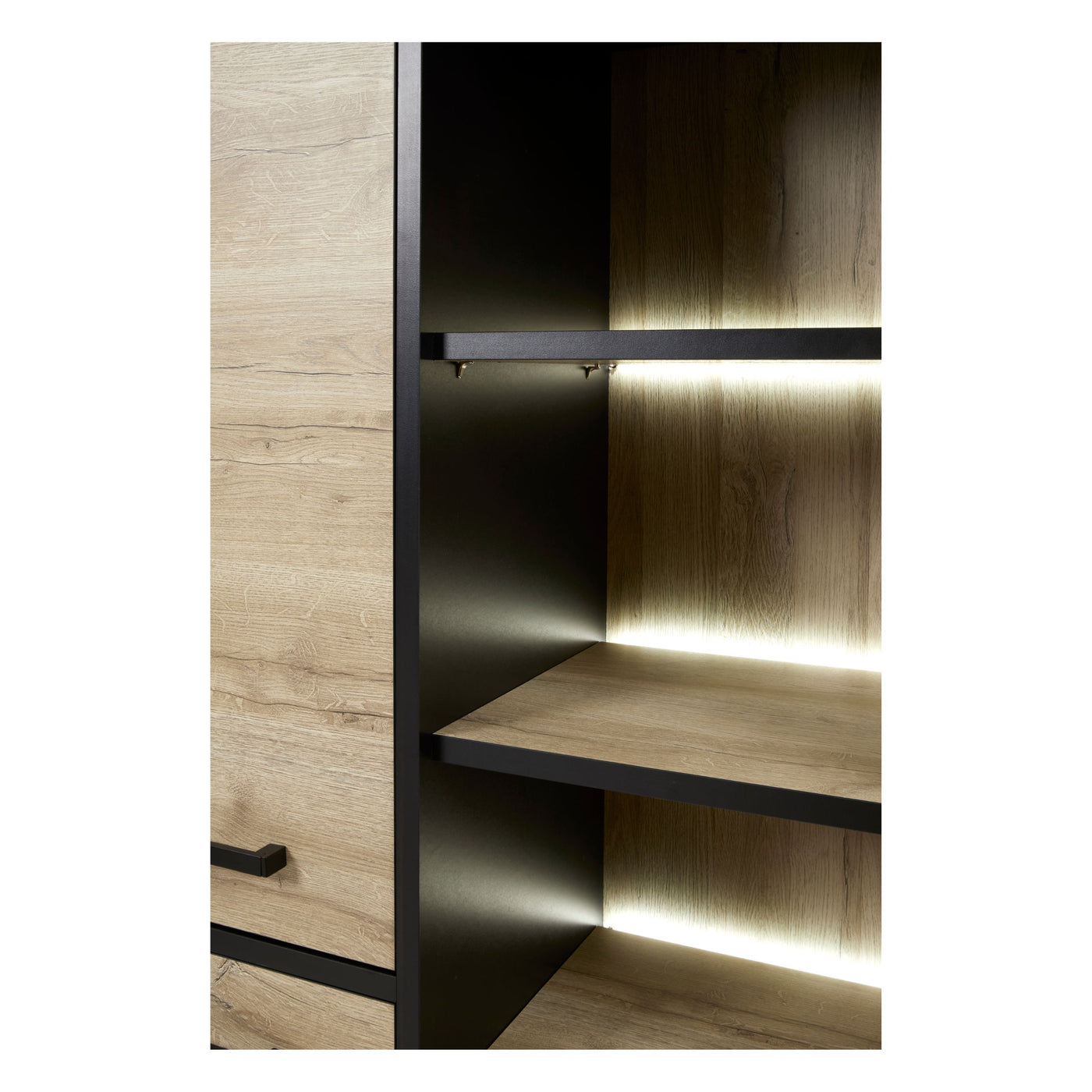 Salle à manger Rico (bi-ton Arizona Oak & Nero), gros plan sur l'éclairage LED des étagères intérieures de la vitrine