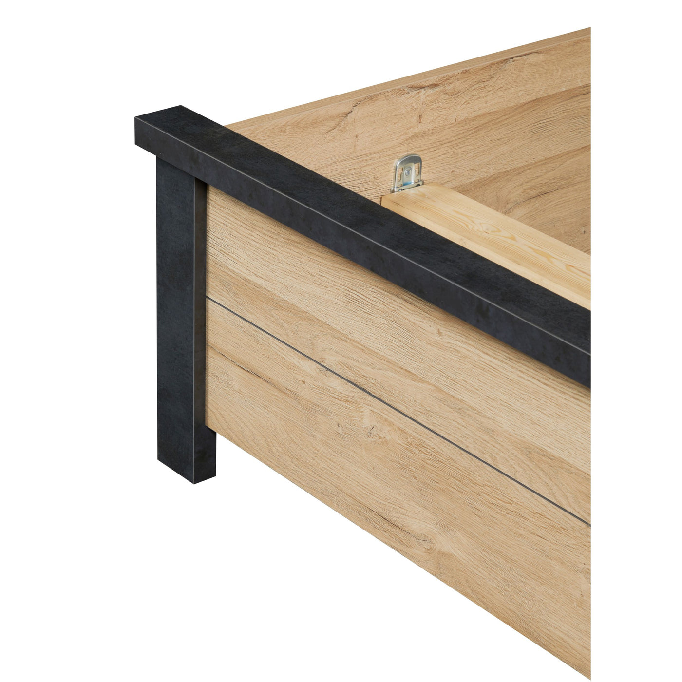 Détail angle du caisson de lit Phaedra : pied NOX, côté FRENCH OAK, assemblage soigné
