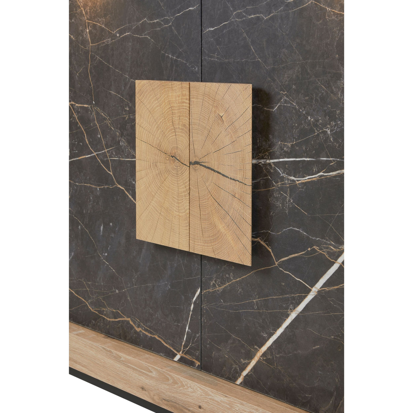 Salle à manger Sacha (Canyon Oak / Marmer / Nox), détail bouton carré chêne effet rondin sur portes marbre Nox