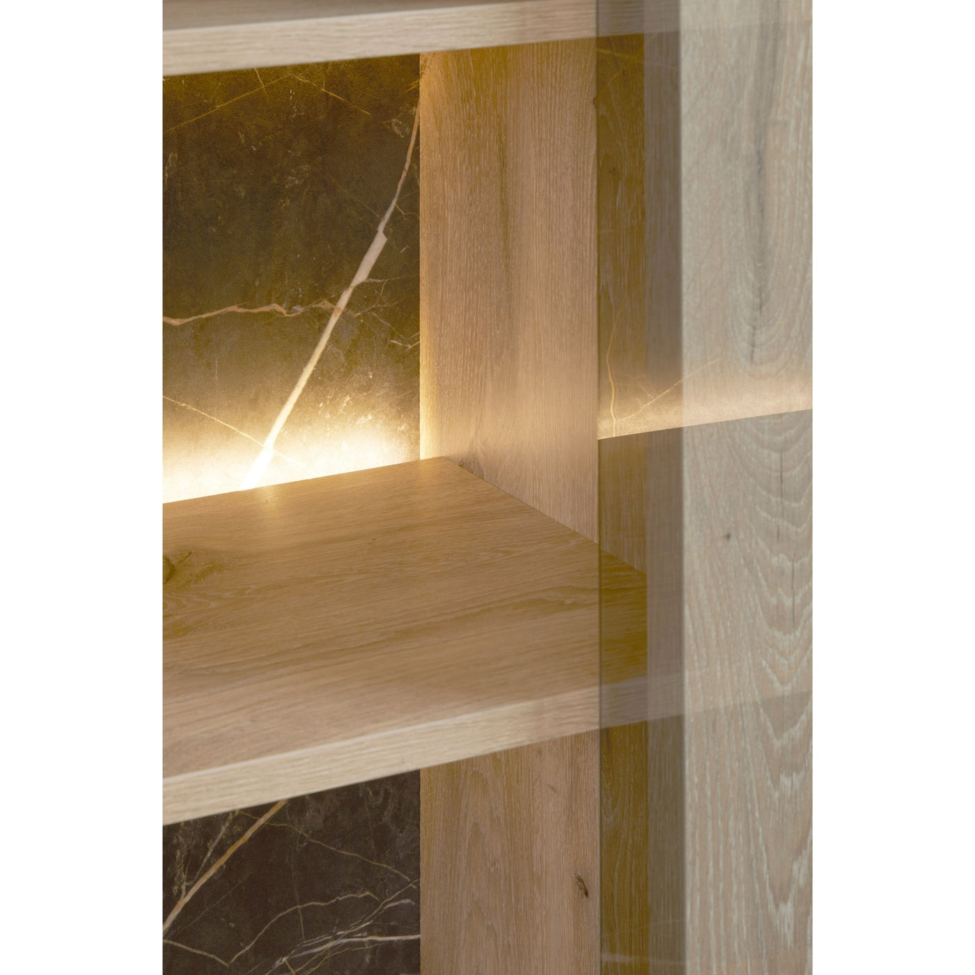 Salle à manger Sacha (Canyon Oak / Marmer / Nox), détail étagère chêne fond marbre Nox derrière porte vitrée éclairée