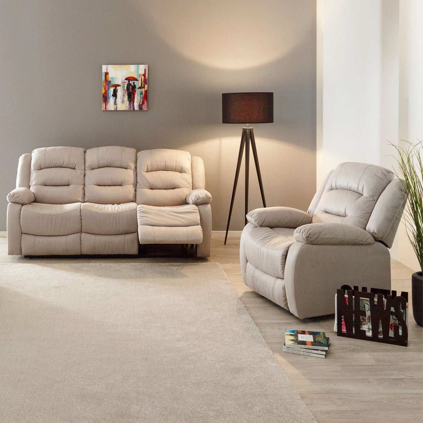 Canapé Derval 3 places relax BAUGY avec fauteuil relax assorti, vue d'ambiance salon, tissu sable, relax déployé