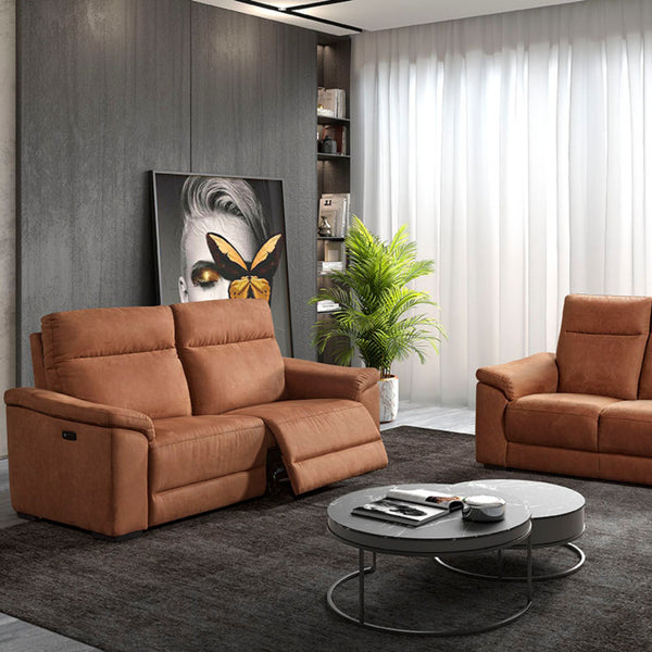 Canapé Mirabel relax électrique en tissu Cognac, 3 et 2 places dans un salon contemporain