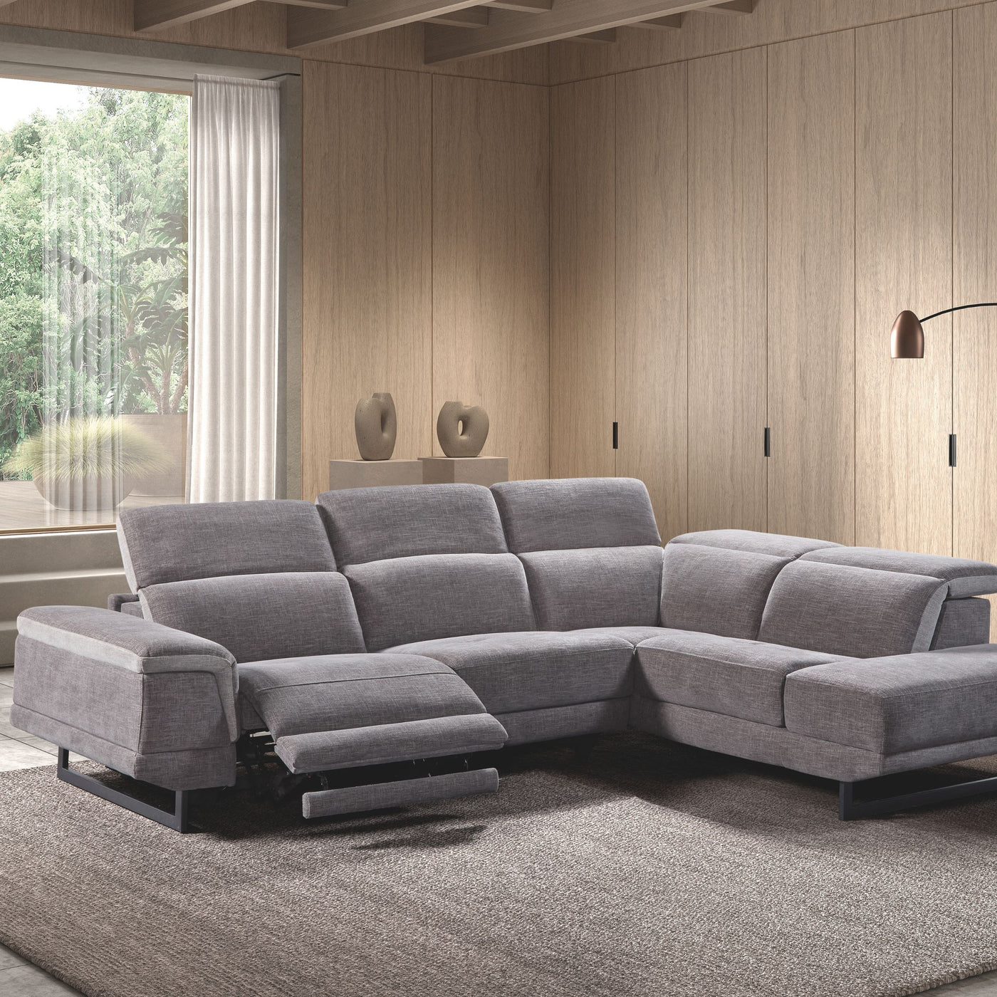 Canapé d'angle Navarra METAL GREY — relax électrique ouvert à gauche, chaise longue à droite, ambiance salon chêne clair