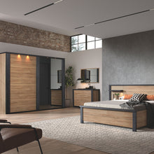 Ensemble chambre Phaedra FRENCH OAK / NOX : armoire coulissante 217 cm, commode, miroir, lit double et chevet, décor industriel 