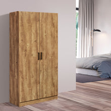 Rangement Wilson en décor papier sur panneaux de particules DENVER OAK, armoire 2 portes chêne clair mise en situation dans une chambre lumineuse au sol parquet