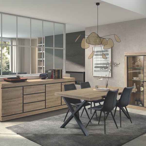 Salle à manger Marnix (French Oak), ambiance loft avec bahut bas, table extensible, chaises et vitrine sous verrière