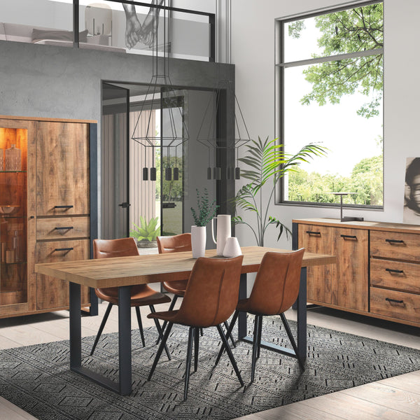 Salle à manger Onno (décor TROPIX), ensemble complet en ambiance : vitrine, table à manger avec quatre chaises brunes et bahut, vue d'ensemble du salon