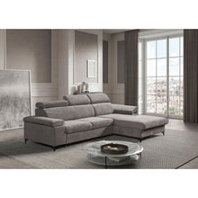 Canapé Macon ARAGON beige, vue d'ensemble méridienne droite, salon avec grande fenêtre 