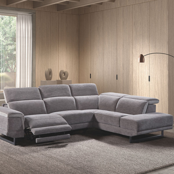Canapé d'angle Navarra METAL GREY — vue de face, relax électrique fermé, appuie-têtes ajustés