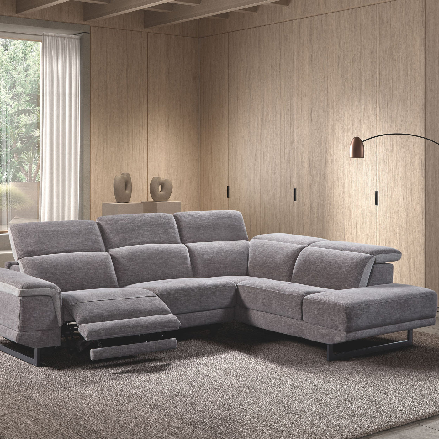 Canapé d'angle Navarra METAL GREY — vue de face, relax électrique fermé, appuie-têtes ajustés