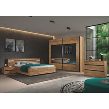 Chambre Olivia SCARLET OAK avec vue sur jardin : armoire coulissante, lit double LED, chevets et commode, finition chêne brossé chaud