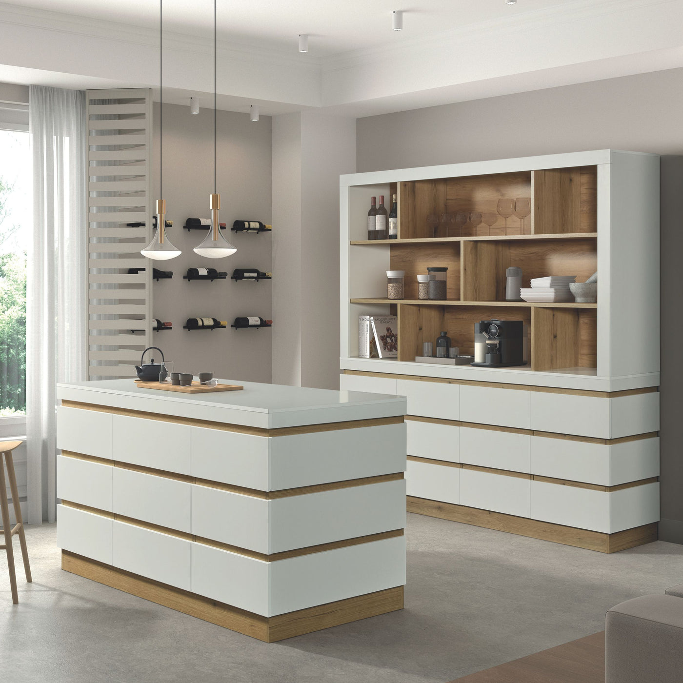 Rangement Urbino en panneaux revêtus WIT (blanc), ensemble buffet et vaisselier mis en situation dans une cuisine ouverte avec îlot et suspensions