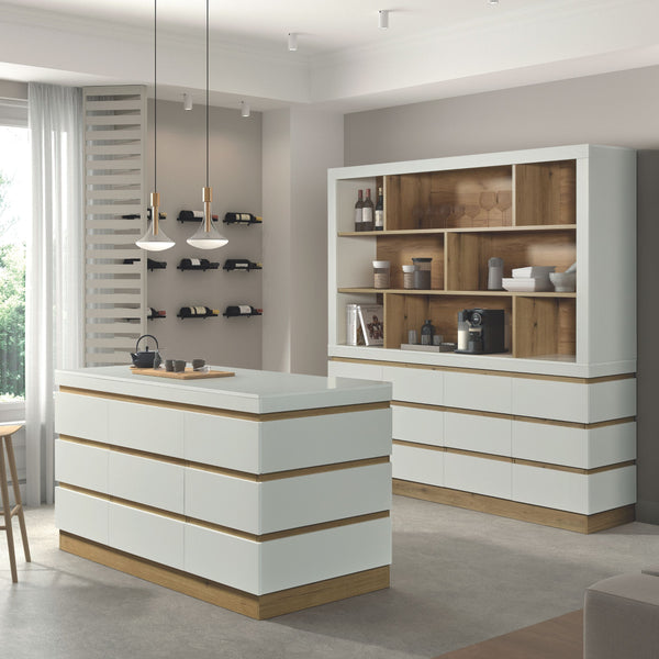 Rangement Urbino en panneaux revêtus WIT (blanc), ensemble buffet et vaisselier mis en situation dans une cuisine ouverte avec îlot et suspensions
