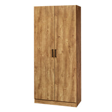 Rangement Wilson en décor papier sur panneaux de particules DENVER OAK, armoire 2 portes chêne clair vue de trois-quarts sur fond neutre