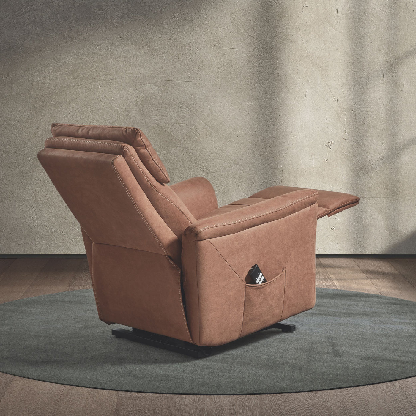 Fauteuil relax Mayenne en tissu cognac, vue de profil, position relax déployée