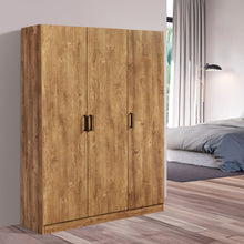 Rangement Wilson en décor papier sur panneaux de particules DENVER OAK, armoire 3 portes chêne clair en situation dans une chambre épurée près d'une baie vitrée