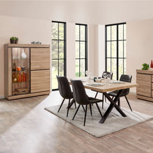 Salle à manger Marnix (French Oak), ambiance avec vitrine éclairée garnie, table et chaises