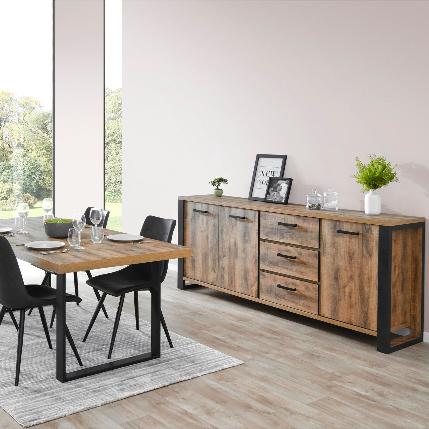 Salle à manger Onno (décor TROPIX), bahut buffet trois portes et trois tiroirs en situation près de la table à manger