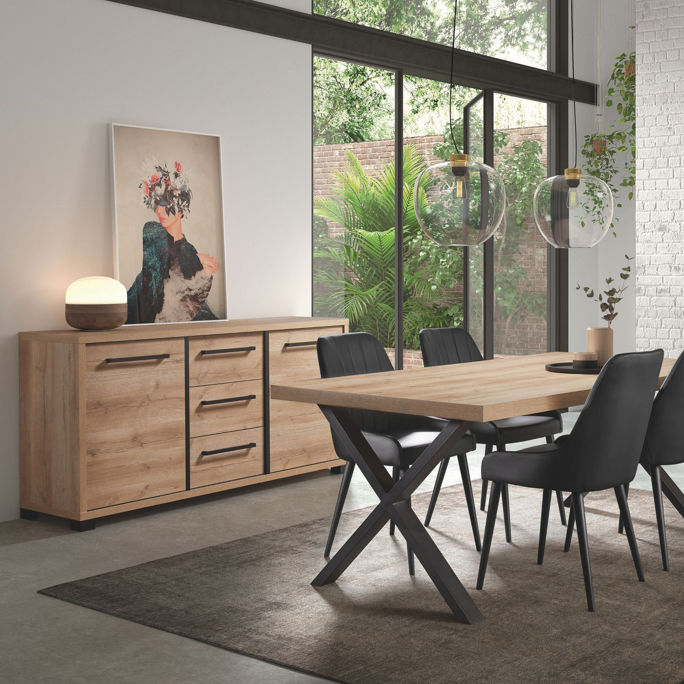 Salle à manger Rico (bi-ton Arizona Oak & Nero), bahut chêne clair et table à manger pieds X noirs avec chaises noires en ambiance