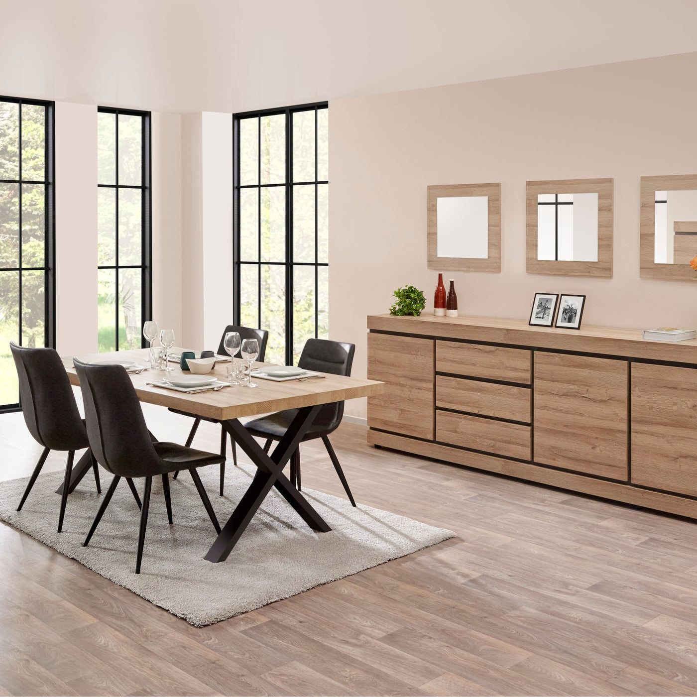 Salle à manger Marnix (French Oak), ambiance lumineuse avec table dressée et bahut surmonté de miroirs