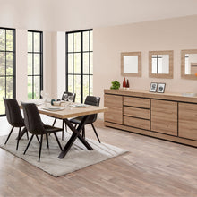 Salle à manger Marnix (French Oak), ambiance lumineuse avec table dressée et bahut surmonté de miroirs