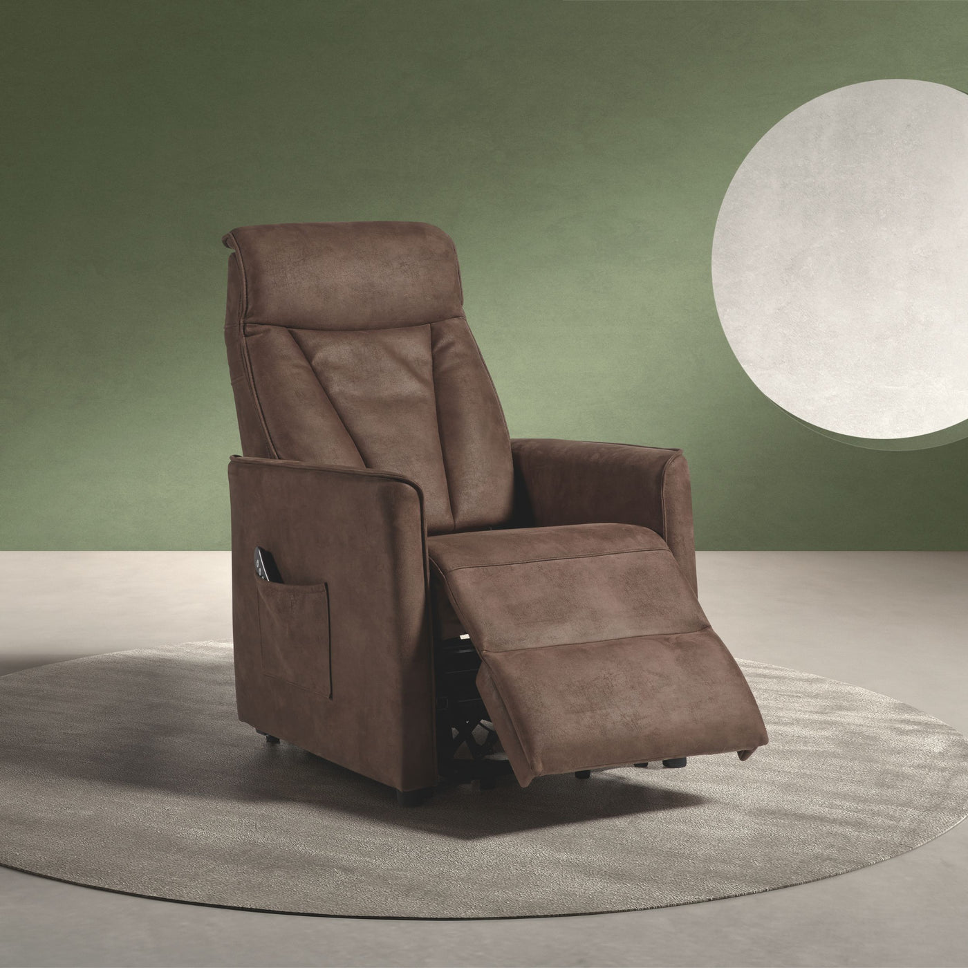 Fauteuil relax Levi en tissu brun foncé, en position relax déployée, repose-pieds sorti