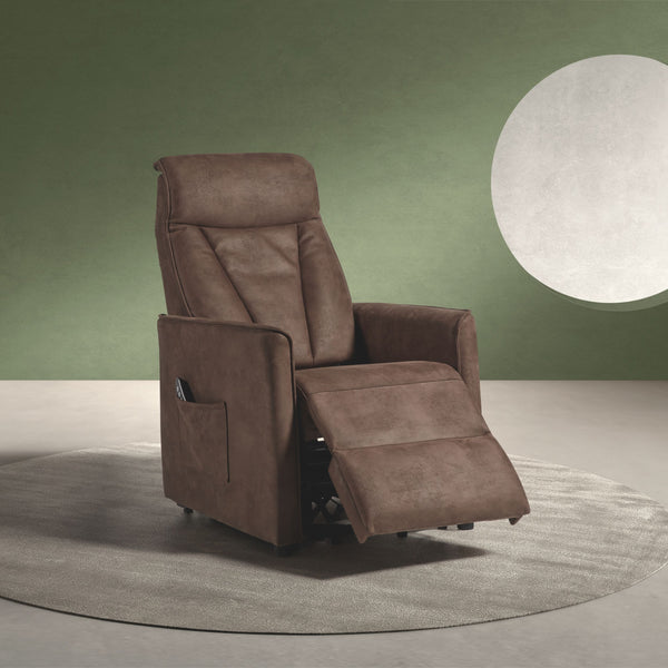 Fauteuil relax Levi en tissu brun foncé, en position relax déployée, repose-pieds sorti