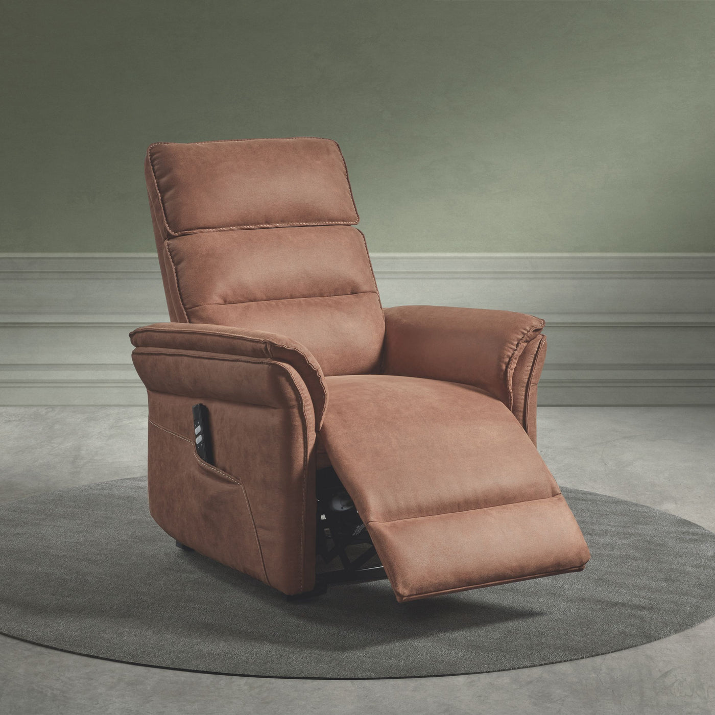 Fauteuil relax Mandelieu en tissu cognac, en position relax déployée, repose-pieds sorti