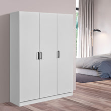 Rangement Wilson en décor papier sur panneaux de particules BLANC, armoire 3 portes blanche poignées noires en situation dans une chambre contemporaine