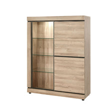 Salle à manger Marnix (French Oak), vitrine argentier vue de trois quarts, côté vitré éclairé et porte pleine
