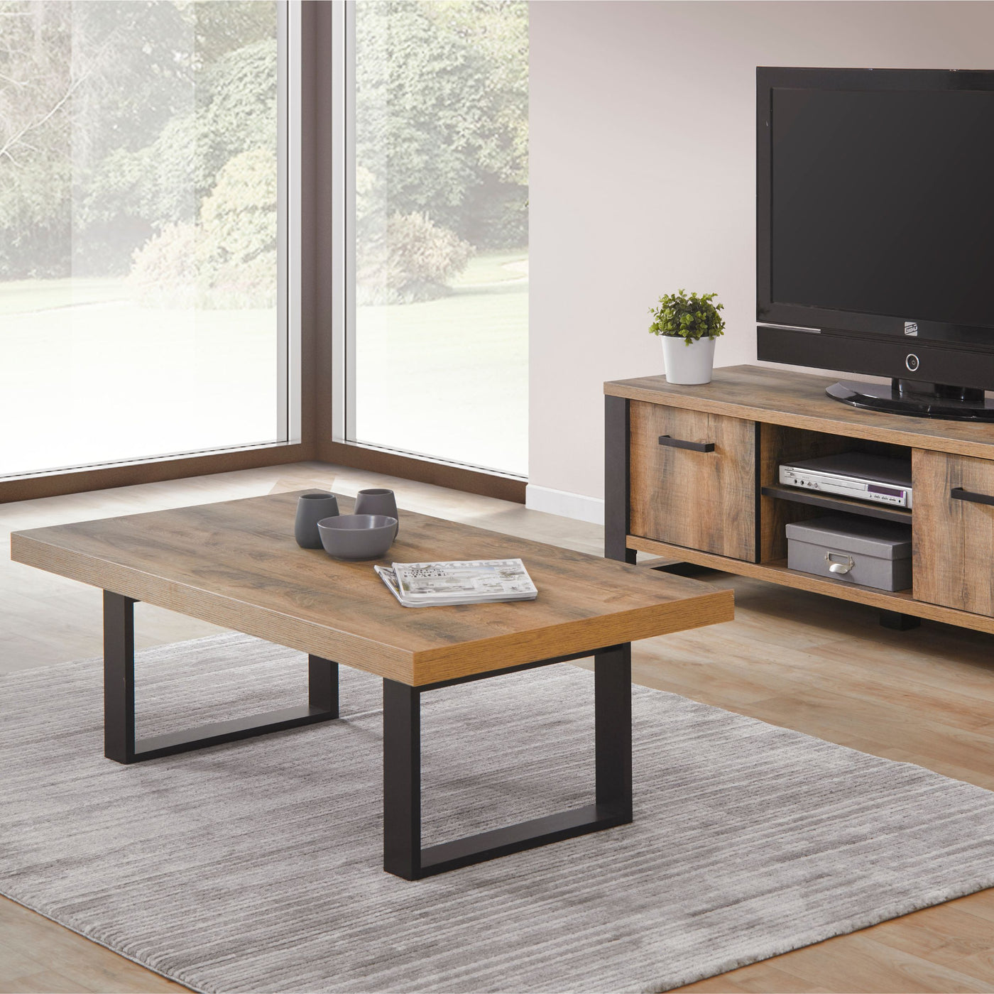 Salle à manger Onno (décor TROPIX), table basse au premier plan avec le meuble TV en arrière-plan, ambiance salon