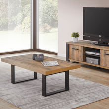 Salle à manger Onno (décor TROPIX), table basse au premier plan avec le meuble TV en arrière-plan, ambiance salon