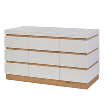 Rangement Urbino en panneaux revêtus WIT (blanc), buffet bas vu de trois quarts toutes façades fermées avec socle en chêne 