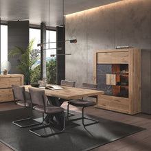 Salle à manger Sacha (Canyon Oak / Marmer / Nox), table à manger et vitrine colonne en ambiance séjour moderne