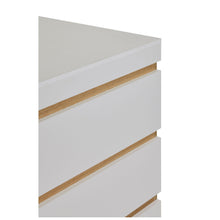 Rangement Urbino en panneaux revêtus WIT (blanc), gros plan sur les façades blanches et les rainures de préhension en chêne sans poignée