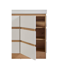 Rangement Urbino en panneaux revêtus WIT (blanc), détail des façades entrouvertes laissant voir les étagères intérieures en chêne
