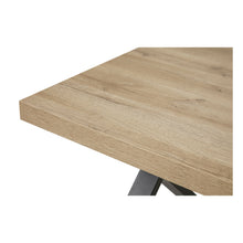 Salle à manger Rico (bi-ton Arizona Oak & Nero), gros plan sur le veinage chêne clair du plateau de table mélaminé
