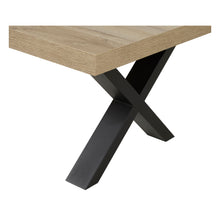 Salle à manger Rico (bi-ton Arizona Oak & Nero), détail du pied X métal noir de la table basse sous le plateau chêne clair