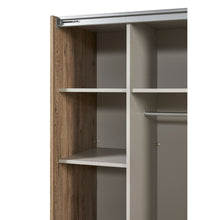 Intérieur armoire Olivia : étagères réglables à gauche et penderie avec tringle à droite, rail coulissant supérieur visible 