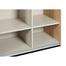 Détail intérieur bas de l'armoire Phaedra : étagères CLOUD GREY et rail coulissant aluminium