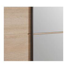 Détail des portes coulissantes Udine : décor URBAN OAK et miroir, cadre noir mat